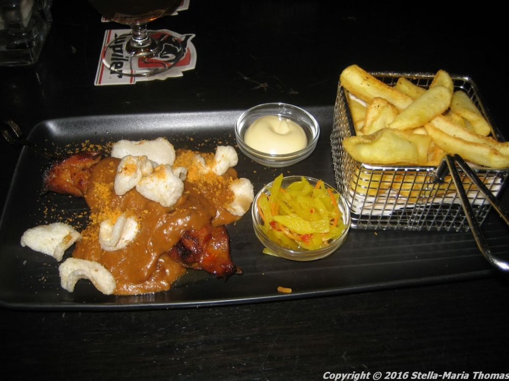 cafe-cinq-satay-and-friets-005_25681647835_o