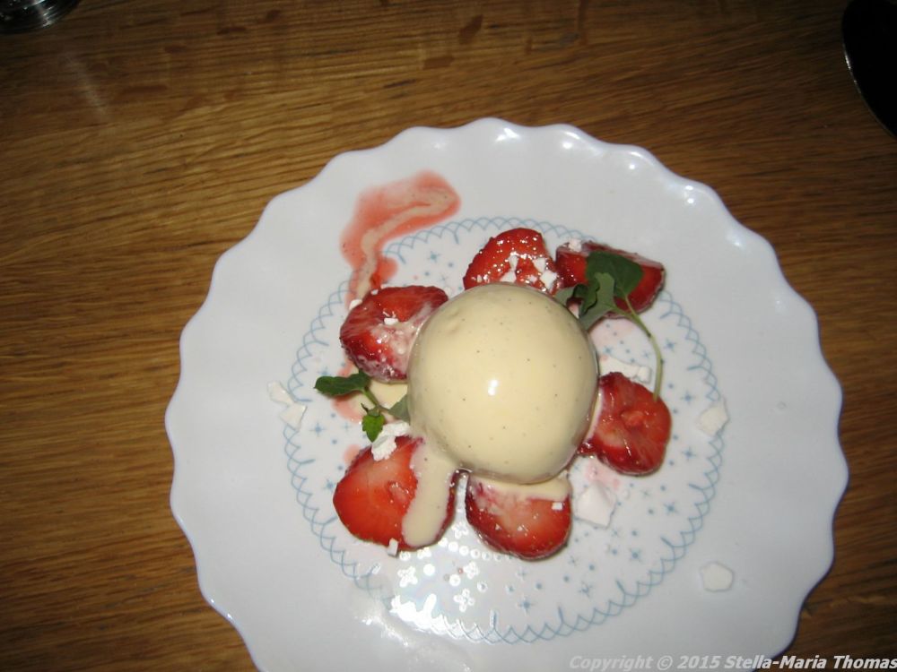 MAMI, TURKU, HOME MADE VENILLA ICE CREAM WITH STRAWBERRIES 008