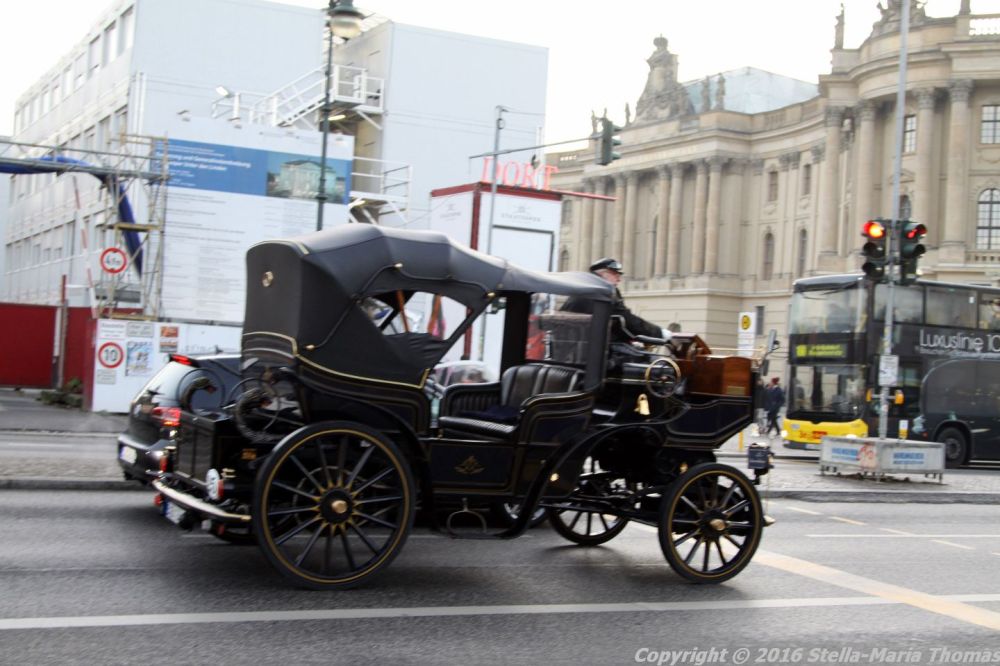 car-on-unter-den-linden-berlin-002