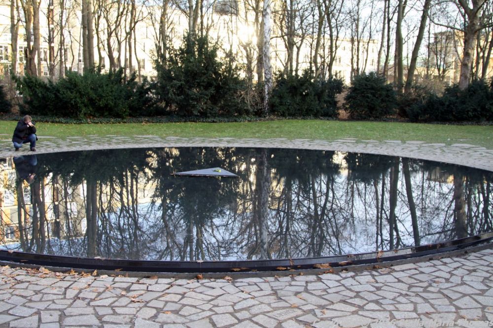 memorial-to-the-sinti-and-roma-berlin-001