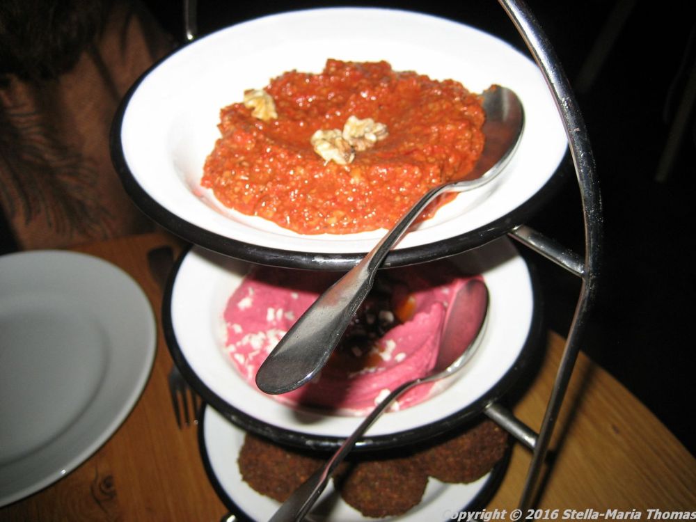 neni-mezze-trio-muhammara-beetroot-humus-falafel-with-fresh-mint-and-tahini-berlin-003
