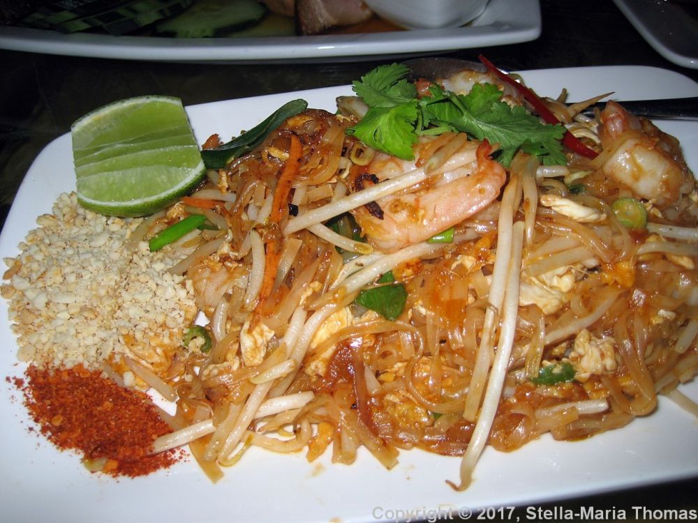 CRAZY BEAR, STADHAMPTON, TIGER PRAWN PAD THAI NOODLES, BEANSRPOUTNS, SPRING ONION 016