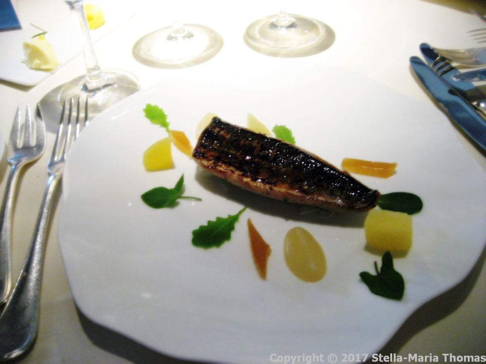 le-manoir-aux-quatsaisons---maquereau-de-cornouailles-grille-pomme-miel-soja-et-gingembre-006_37007040364_o