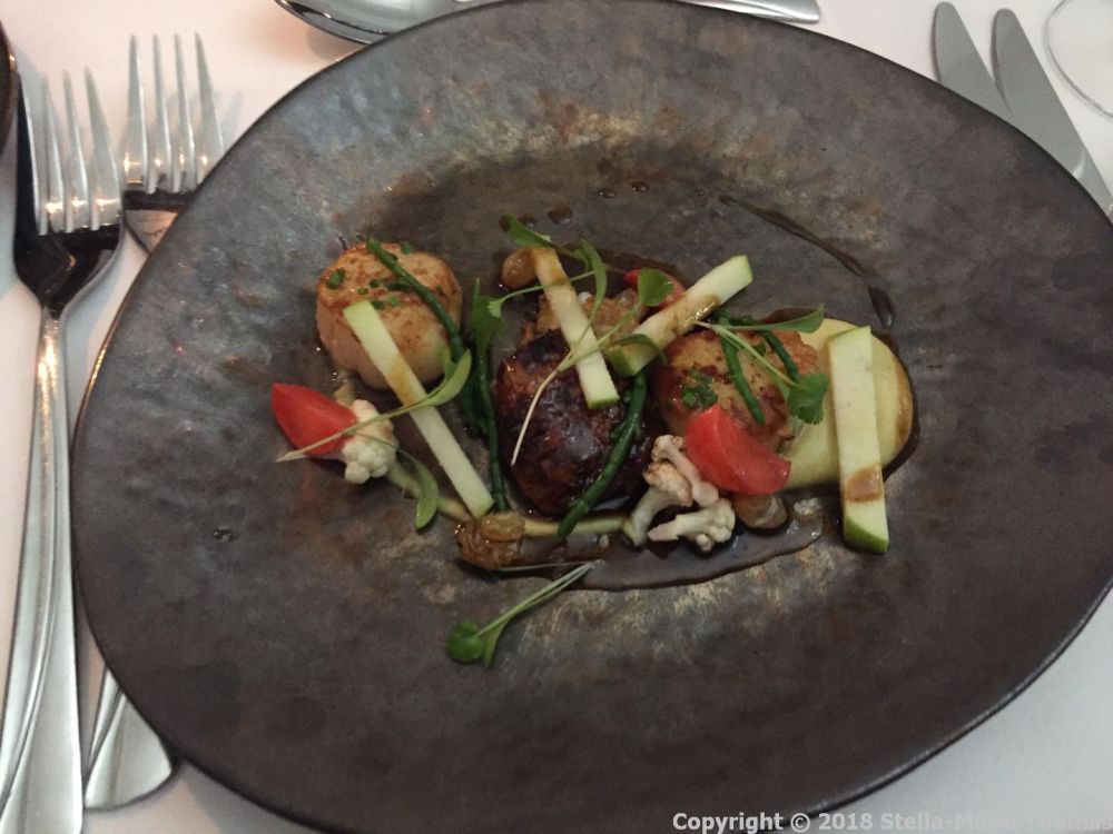 HIBISCUS, ROASTED SCALLOPS, CONFIT CHICKEN WING, CAULIFLOWER, APPLE, RAISIN, CORIANDER 005