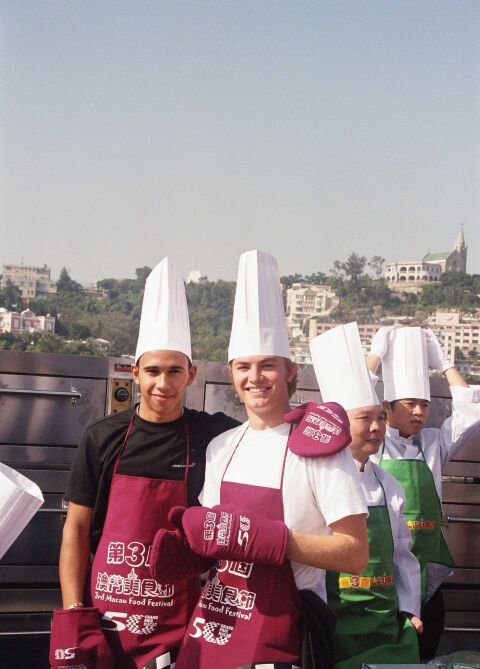 lewis-hamilton-nico-rosberg-001_61320393_o