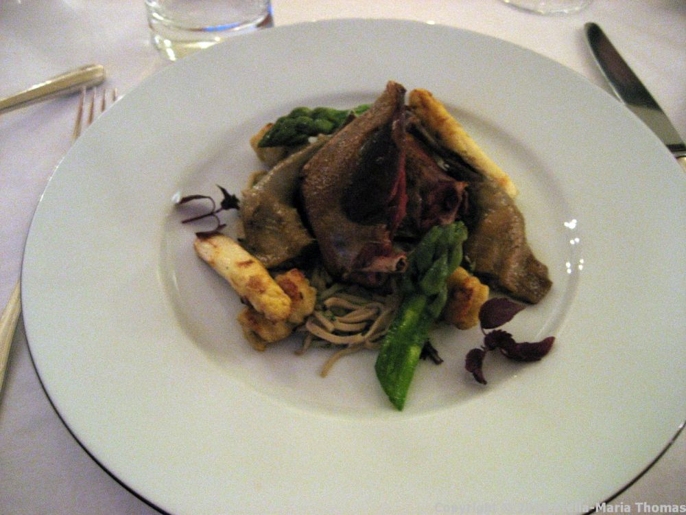 CHATEAU D'ETOGES, MENU GOURMANDE, ROAST PIGEON BREAST, CONFIT LEG, WHITE ASPARAGUS, PLEUROTTES, 010