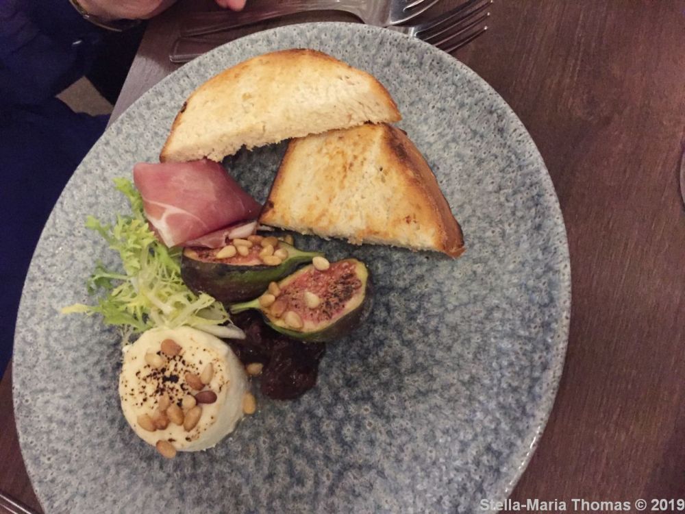 THE FOLLY, BEETROOT (MIXED BEETROOT, POACHED PEAR, GOAT'S CHEESE, WALNUTS, SHALLOT PUREE) 004